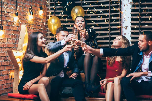 Друзі святкують на вечірці з шампанським — стокове фото