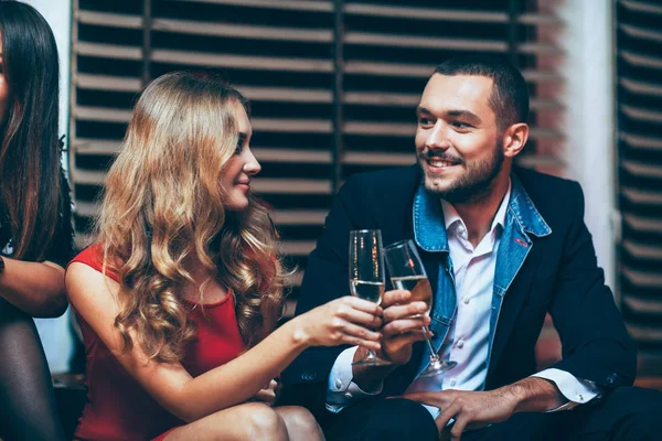 Couple clinking glasses of champagne — Stock Photo, Image