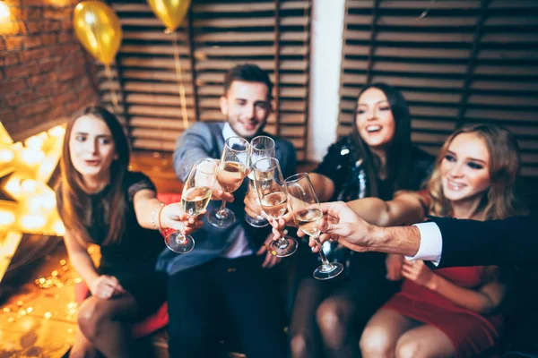 Друзья празднуют на вечеринке с шампанским — стоковое фото