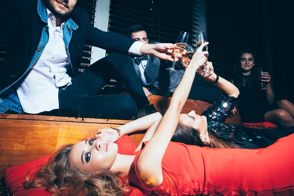 partiden sonra şampanya içiyor arkadaşlar