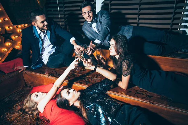 Vrienden drinken champagne afterparty — Stockfoto