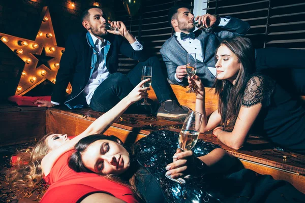 Друзья пьют шампанское после вечеринки — стоковое фото