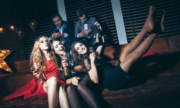 Kobiet w klubie nocnym — Zdjęcie stockowe