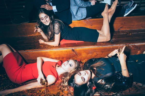 Mulheres relaxadas na festa — Fotografia de Stock