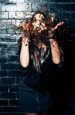 konfeti kameraya üfleme kadın