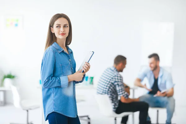 Empresária segurando prancheta — Fotografia de Stock