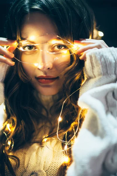 Donna con luci di Natale — Foto Stock