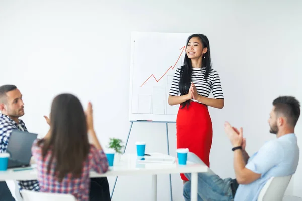 Geschäftsfrau feiert mit Team — Stockfoto