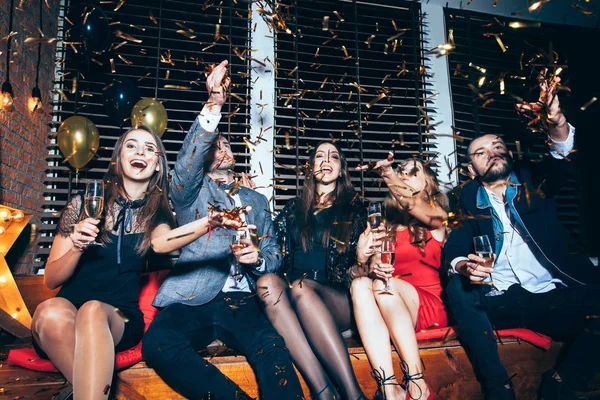 Friends throwing confetti — Stock Photo, Image