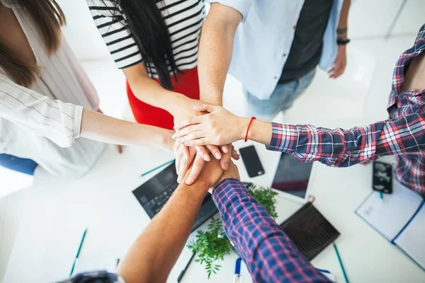 Gente de negocios poniendo manos juntas — Foto de Stock