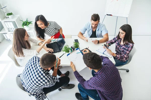 Equipo de negocios trabajando en la oficina —  Fotos de Stock