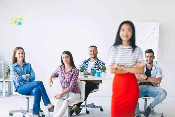 Business-team med ledare på framsidan — Stockfoto