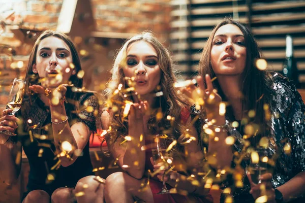 Women throwing golden confetti — Stock Photo, Image