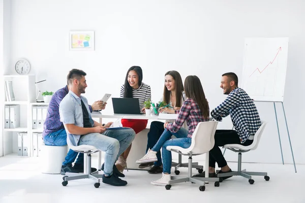 Business team in modern office — Stock Photo, Image