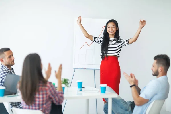 Donna d'affari che celebra il successo — Foto Stock