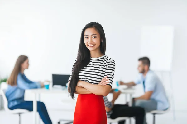 Asian businesswoman with arms crossed — Stock Photo, Image