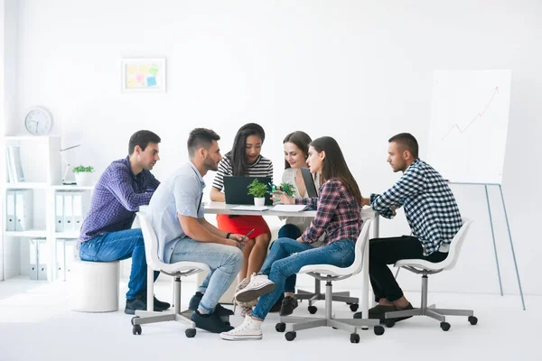 Jóvenes empresarios o estudiantes trabajan en equipo indoor —  Fotos de Stock