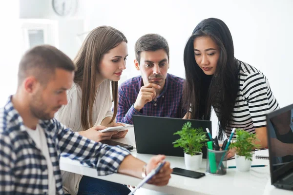 Verksamhet team diskutera idéer — Stockfoto