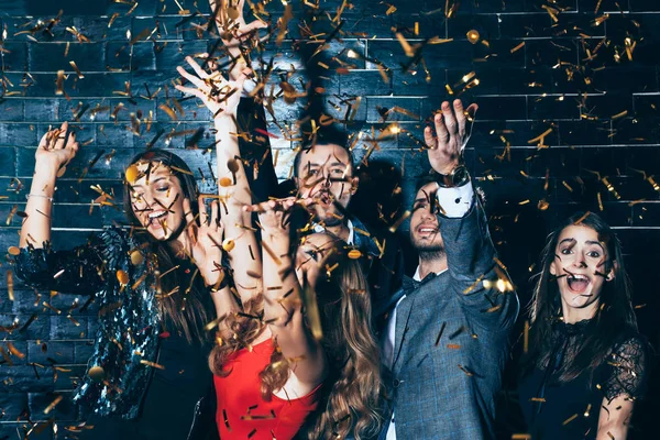 Gente bailando en confeti — Foto de Stock