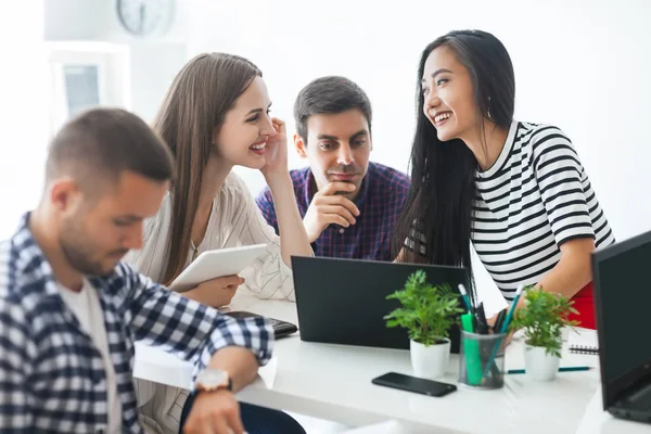 Equipe de negócios discutindo ideias — Fotografia de Stock