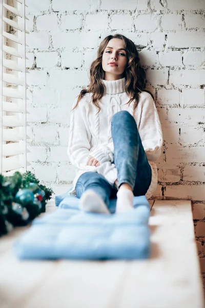 Mulher relaxante no peitoril da janela — Fotografia de Stock