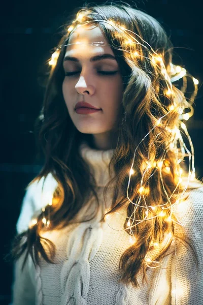 Mulher com luzes de Natal — Fotografia de Stock