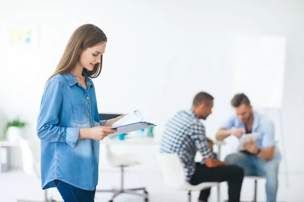 Hermosa mujer de negocios leyendo documento —  Fotos de Stock