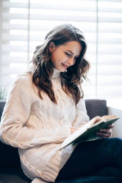 Mulher bonita livro de leitura — Fotografia de Stock