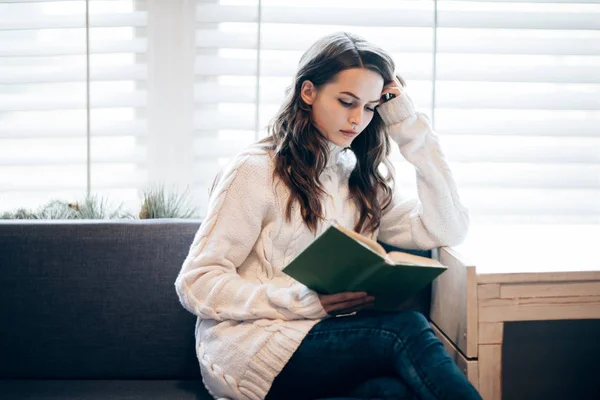 Молодая красивая женщина читает книгу — стоковое фото
