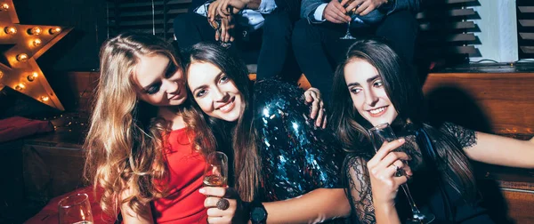 Lindas jovens mulheres desfrutando de festa — Fotografia de Stock
