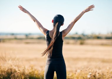  Arkadan spor kadın alanında yükselen elleri ile görünüşü