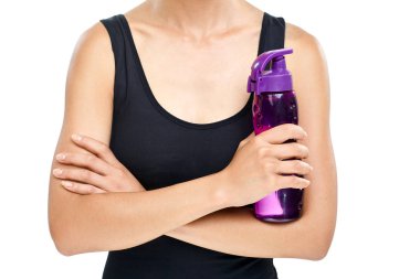 Beyaz arka plan üzerinde izole şişe tutan eller