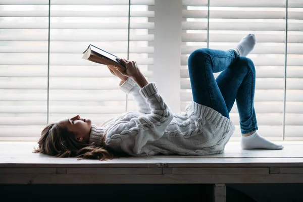 Donna Che Legge Libro Sdraiato Sul Davanzale Della Finestra Casa — Foto Stock