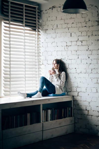 Femme Buvant Une Boisson Chaude Assise Sur Rebord Fenêtre Maison — Photo