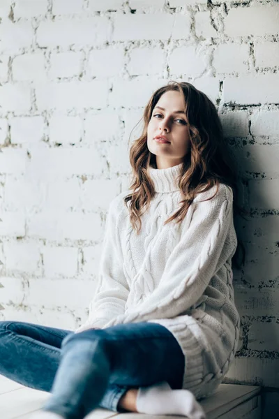 Retrato Una Hermosa Mujer Reflexiva Relajándose Alféizar Ventana Apoyándose Fondo — Foto de Stock