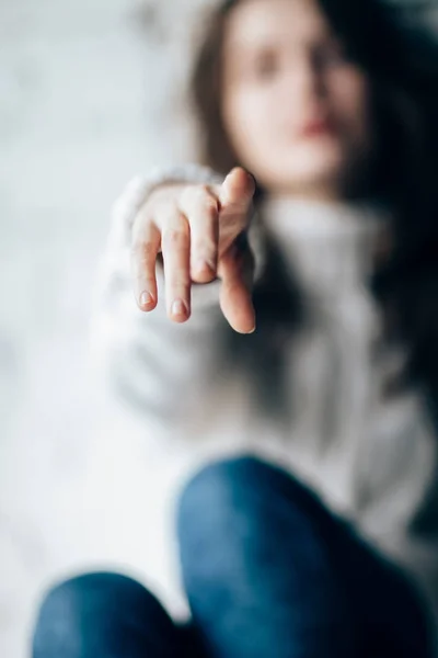 Женщина Указывающая Пальцем Напротив Себя Размытом Фоне — стоковое фото