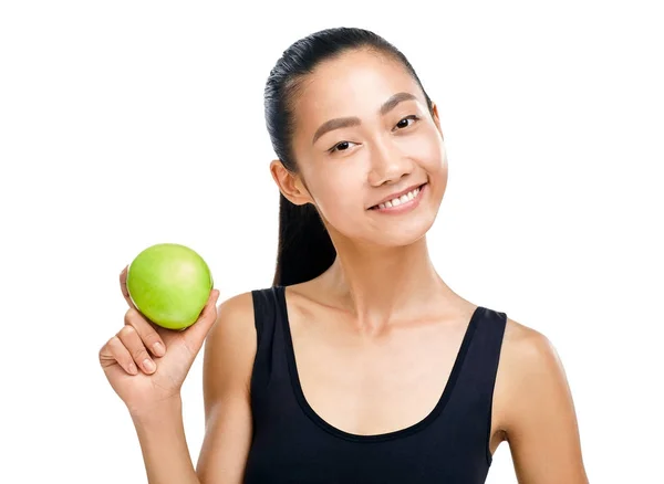アジアの若い選手は白い背景に分離された緑のリンゴを保持している笑みを浮かべてください — ストック写真
