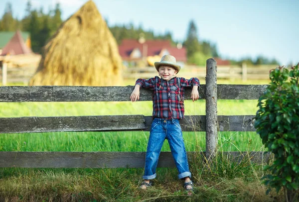 Bel Bambino Appoggiato Alla Recinzione Legno Paglia Bocca Bambino Come — Foto Stock