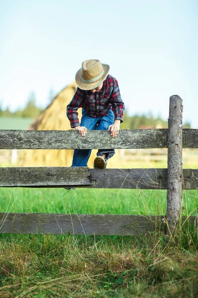 Pequeño Vaquero Sube Por Una Cerca Madera Aire Libre Chico — Foto de Stock