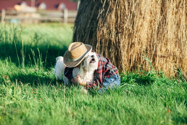 Kisfiú Ölelést Kutyája Közelében Szénakazalban Természetben Fiatalember Simogat Ütések Karcolások — Stock Fotó