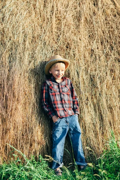 Volledige Lengte Portret Van Jongen Pose Van Luie Boer Leunend — Stockfoto