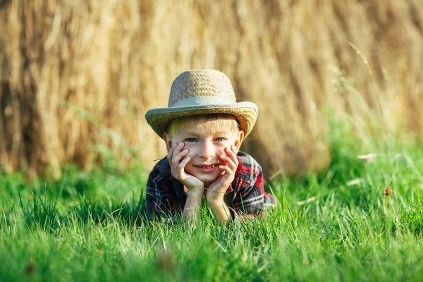 Knappe Jongetje Ligt Gras Achtergrond Van Hooiberg Kind Berust Natuur — Stockfoto