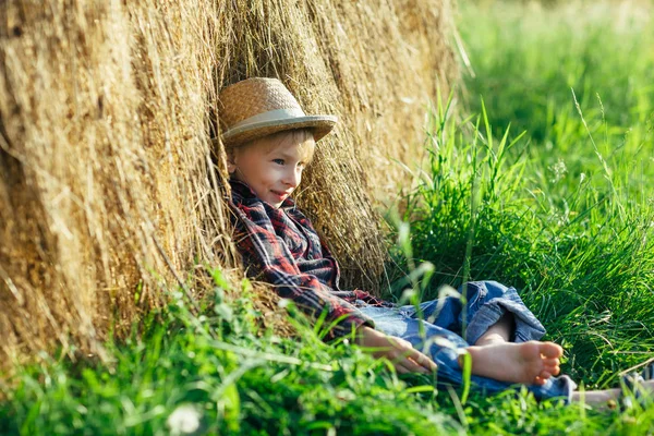 Pojke Halm Hat Barfota Vilar Höstacken Utomhus Sidovy Kid Ligger — Stockfoto