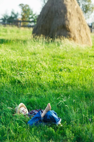 Bel Bambino Sdraiato Sull Erba Con Mani Dietro Testa Piccolo — Foto Stock