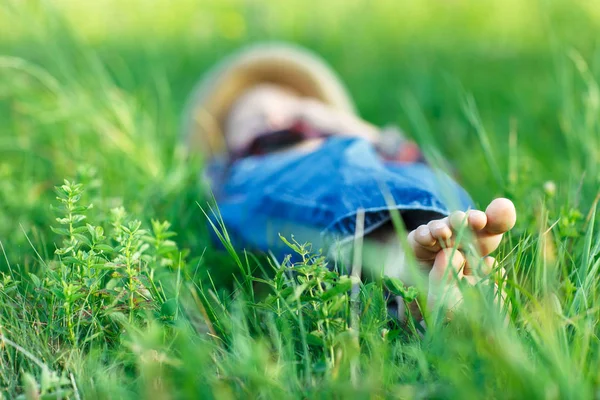 Niño Relajándose Hierba Campo Concéntrate Pie Vaquero Está Cansado Después — Foto de Stock