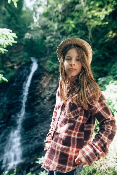 Écolière Chemise Chapeau Paille Posant Sur Fond Cascade Modèle Vêtements — Photo