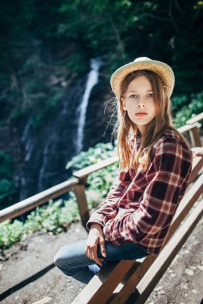 Écolière Chemise Chapeau Paille Posant Sur Fond Cascade Modèle Vêtements — Photo