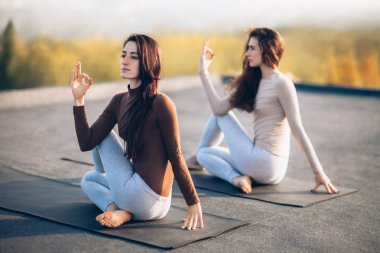  kadınlar yoga asana yaparken
