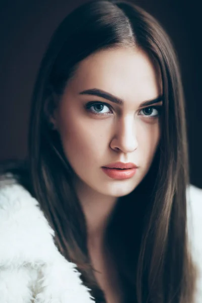 Jovem bela mulher retrato, close-up — Fotografia de Stock