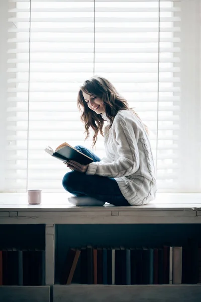 Красивая женщина читает книгу — стоковое фото